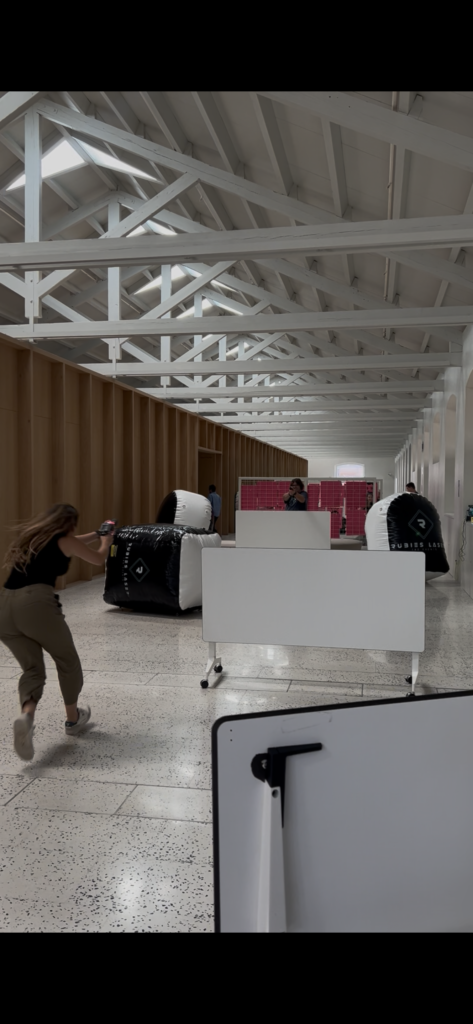 Partida de laser tag portátil en interior con hinchables Rubies