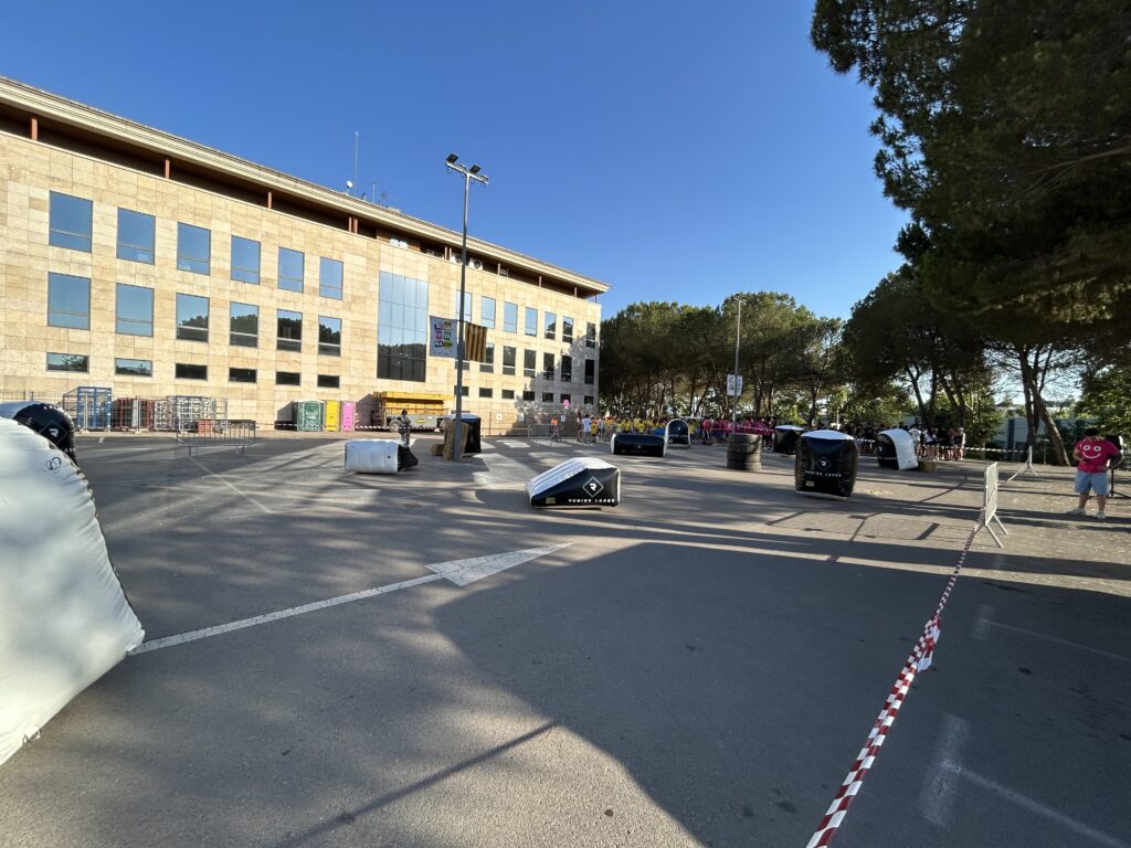 Campo de laser tag portátil montado en la fiesta mayor de Lliçà con hinchables Rubies